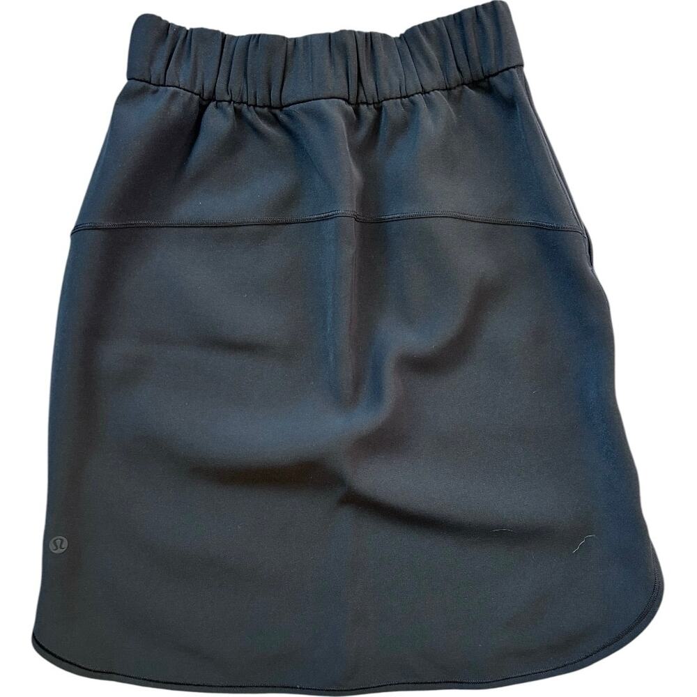 Lululemon On The Fly Woven Skirt in Jet Black Size 2 Perfect Condition